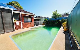 3Br Home With Pool Near Shops, M5 & Train Stations